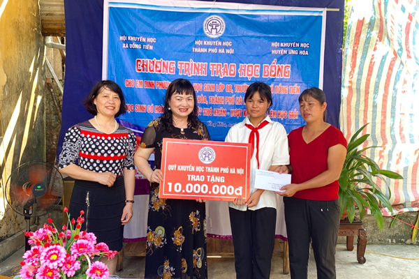 Hội khuyến học Hà Nội trao hộ trợ em Trang 10 triệu đồng