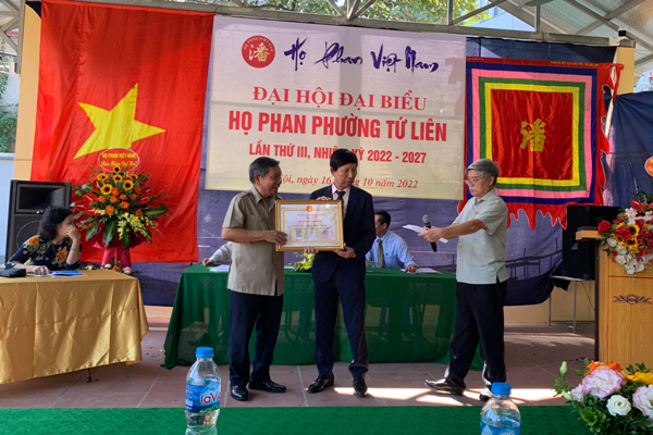 Ông Phan Khắc Hải - Chủ tịch Hội đồng họ Phan Việt Nam trao giải thưởng Phan Kính cho Tiến sĩ Phan Hữu Thắng