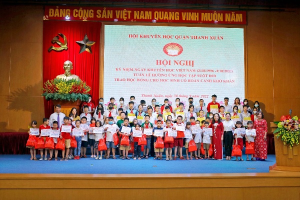 Các đồng chí lãnh đạo quận Thanh Xuân, Hội khuyến học quận Thanh Xuân, các tổ chức chính trị - xã hội cùng các doanh nghiệp, nhà hảo tâm đã trao quà ủng hộ cho 81 em học sinh có hoàn cảnh khó khăn