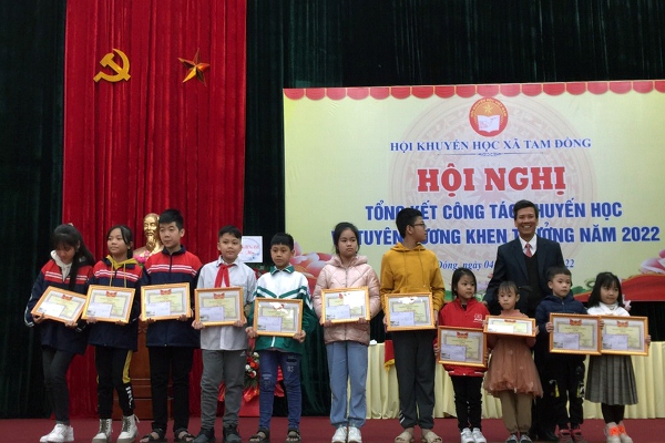 Ông Bùi Văn Công - Chủ tịch HKH huyện Mê Linh trao thưởng cho các học sinh có thành tích xuất sắc trong năm học 2021-2022