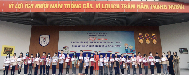 BGH nhà trường THCS Chu Văn An trao “Học bổng lá xanh” cho các học sinh có thành tích cao trong đợt thi đua của nhà trường.