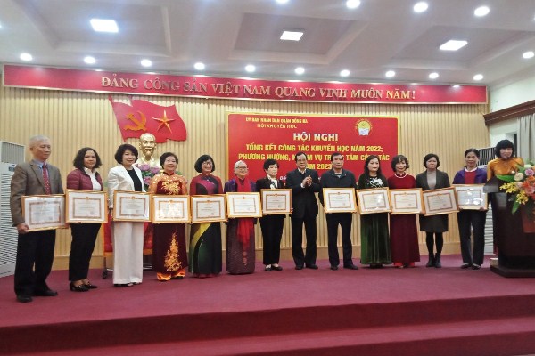 Ông Nguyễn Hoàng Giáp - TVQU, Phó Chủ tịch UBND quận trao tặng Giấy khen của UBND quận cho các tập thể và cá nhân có thành tích xuất sắc trong năm 2022 về công tác khuyến học, khuyến tài, xây dựng XHHT
