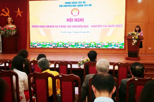 Bà Nguyễn Thị Ngọc Minh - Chủ tịch HKH TP Hà Nội phát biểu ý kiến tại Hội nghị triển khai công tác năm 2023 và phát động phong trào thi đua về công tác tuyên truyền năm 2023 của Hội khuyến học quận Tây Hồ