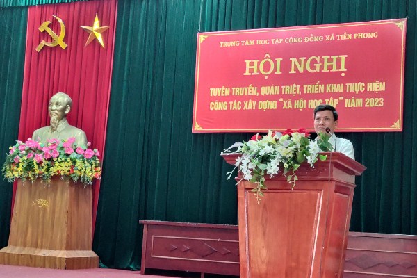 Ông Bùi Văn Công - Chủ tịch HKH huyện trình bày các nội dung tuyên truyền
