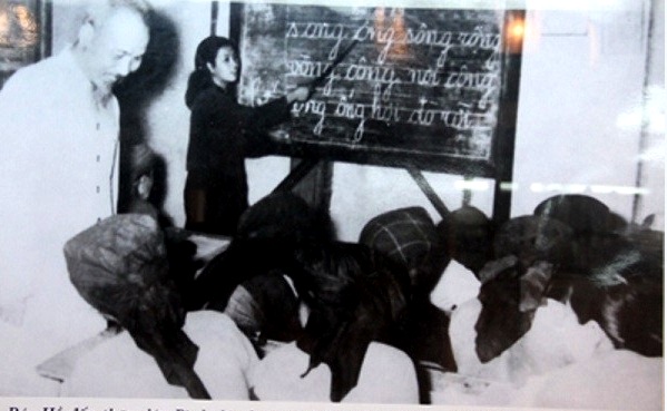 Bác Hồ đến thăm lớp Bình dân học vụ phường Lương Yên, Hà Nội ngày 27/5/1956