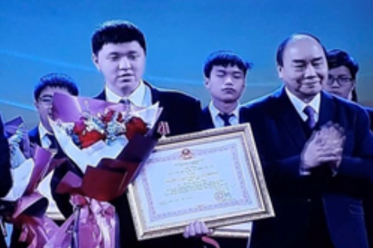 Cháu Nguyễn Hoàng Dương nhận Huân chương lao động hạng Nhì của Chủ tịch nước năm 2021