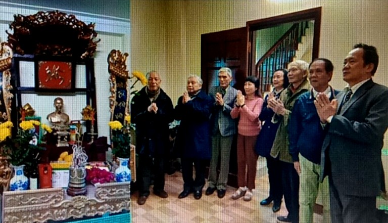 Bàn thờ Bác Hồ tại nhà riêng của gia đình bác Chu Văn Hồng và những người bạn cùng làm khuyến học đến dâng hương