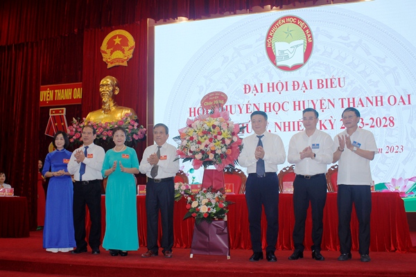Các đồng chí lãnh đạo huyện ủy, Hội đồng nhân dân, Ủy ban nhân huyên tặng hoa chúc mừng đại hội