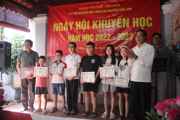 Ông Nguyễn Văn Việt - Trưởng ban Hội đồng gia tộc trao thưởng cho các cháu học sinh có thành tích xuất sắc trong học tập và rèn luyện