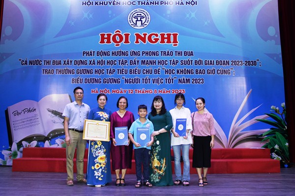 Em Trần Đại Hải Nam, học sinh lớp 5A Trường Tiểu học Trung Tú nhận thưởng (em đứng giữa)