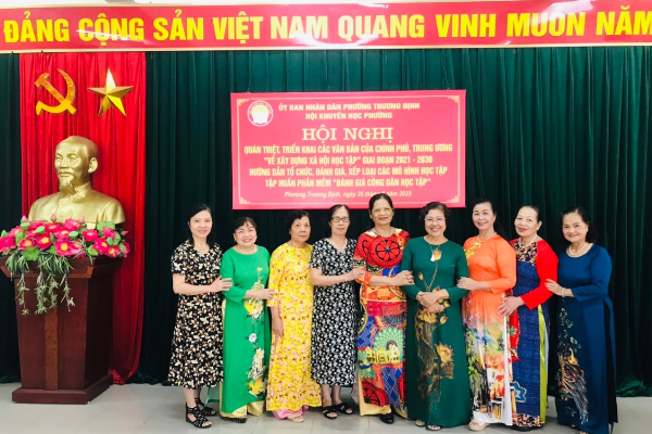Bà Nguyễn Thị Hà - Chủ tịch Hội KH phường Trương Định (Thứ tư từ bên phải) Vui mừng trước thành công của Hội nghị