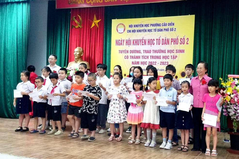 GS,TS Nguyễn Thị Doan - Chủ tịch HKH VN trao thưởng cho các cháu học sinh