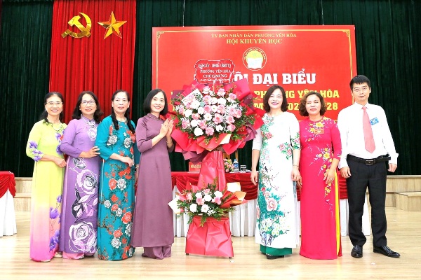 Các đồng chí lãnh đạo Đảng ủy, UBND, MTTQVN phường Yên Hòa tặng hoa chúc mừng Đại hội