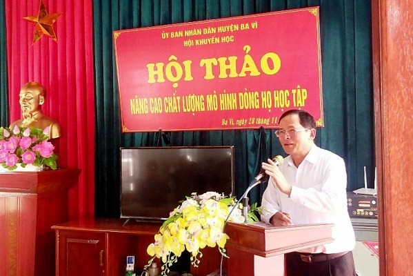 Ông Bạch Công Tiến - Chủ tịch Hội Khuyến học huyện Ba Vì phát biểu tại hội thảo