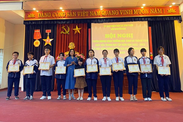 Bà Đỗ Thị Thu Hồng - Thường vụ Đảng ủy xã trao thưởng cho các học sinh có thành tích học tập xuất sắc