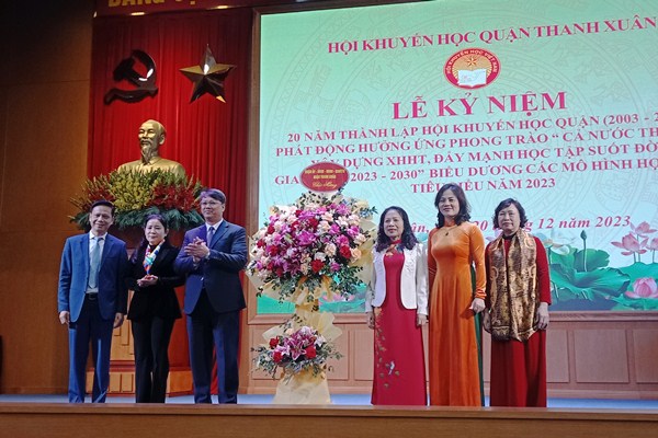 lãnh đạo quận Thanh Xuân tặng hoa chúc mừng lễ kỷ niệm 20 năm thành lập Hội khuyến học quận Thanh Xuân