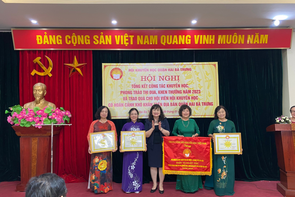 Bà Nguyễn Ngọc Minh - Chủ tịch Hội Khuyến Học thành phố Hà Nội  trao Cờ thi đua xuất sắc và Bng khen của TW Hội Khuyến học VN cho 3 tập thể xuất sắc.