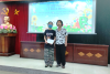 Bà Ngô Thị Kim Dung - Phó Chủ tịch Hội khuyến học phường Khâm Thiên trao học bổng cho học sinh hộ cận nghèo vượt khó trong phường