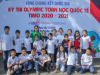 Cô Ngô Thị Diệp, giáo viên trường Tiểu học Đông Thái chụp ảnh với các cháu học sinh tham gia kỳ thi Toán học Quốc tế TIMO 2020 -2021