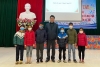 Ông Nguyễn Xuân Trường - Phó Chủ tịch HKH huyện Thường Tín trao học bổng cho các học sinh