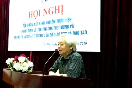 GS,TS Phạm Tất Dong giảng bài tại hội nghị