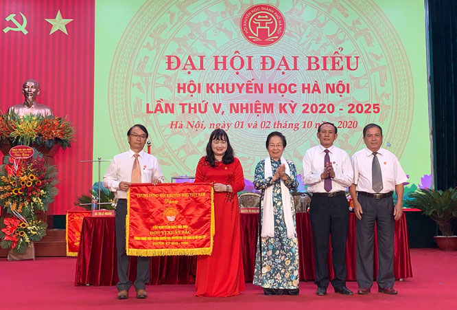 Chủ tịch Hội Khuyến học Việt Nam Nguyễn Thị Doan tặng Cờ thi đua xuất sắc cho Hội Khuyến học thành phố Hà Nội.