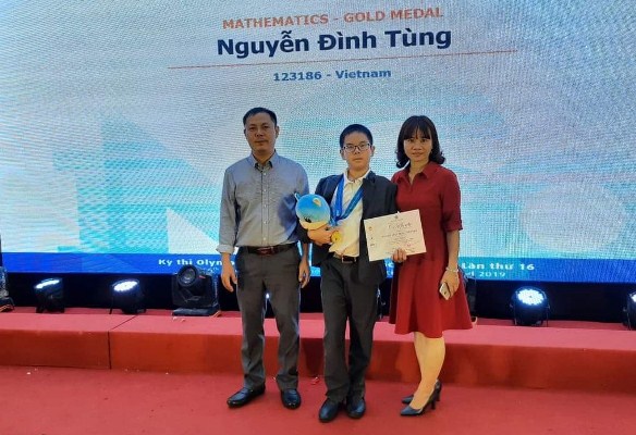 Anh Khôi, chị Nhung cùng cháu Tùng nhận giải tại TP Hà Nội