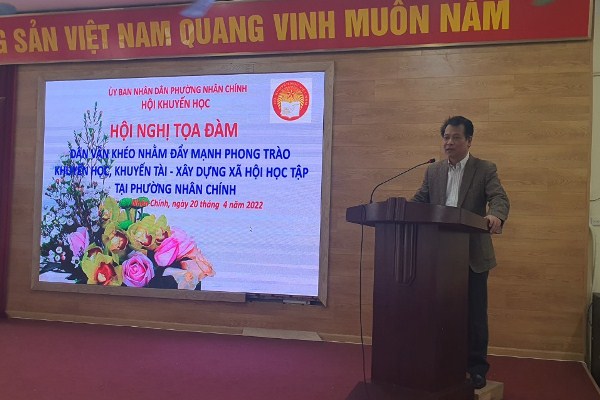 Ông Văn Hồng Sơn, phó Ban dân vận, Ủy viên Thường vụ Hội khuyến học Quận Thanh xuân phát biểu chỉ đạo hội nghị